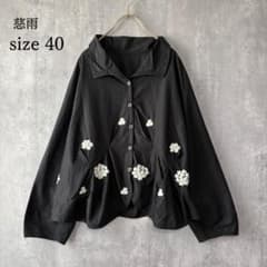 慈雨 ジウ 刺繍デザインカラーブラウス 変形ヘムライン 黒 40