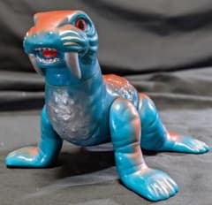 トドラ「ウルトラQ」登場怪獣（M1号）ソフビフィギュア - メルカリ