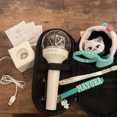 y*k様 NiziU ペンライト マユカ 応援セット トレカおまけ付き - メルカリ