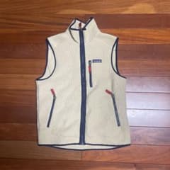 patagonia フリースベスト Sサイズ クリーム - メルカリ