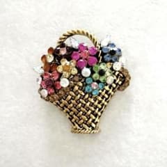 ラインストーンの花がいっぱい 花篭のブローチ（294） - メルカリ