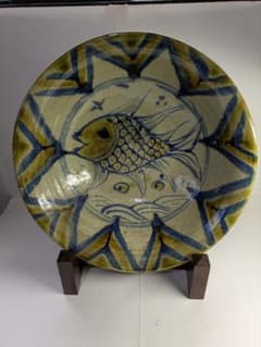 真作】沖縄壺屋焼、仁王窯、小橋川仁王作、『魚文飾鉢』、銘「仁王