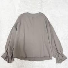 ビアズリー】☆近年☆袖口フリルトレーナー モカFREE - メルカリ