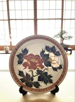 美品】九谷焼 隆仙作 牡丹文 飾皿 皿立・共箱付き 金彩 - メルカリ