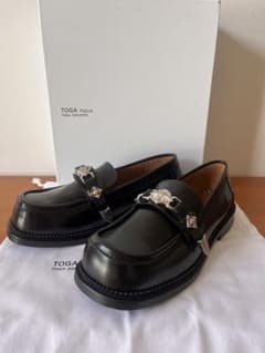 新品】TOGA PULLA ブラックレザー ローファー - メルカリ