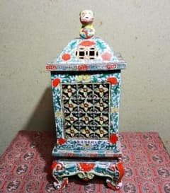 獅子蓋色絵透し彫り角型四脚香炉「大明萬曆年製」 - メルカリ