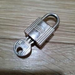 エルメス カデナ 114番 シルバー 南京錠 鍵付き - メルカリ