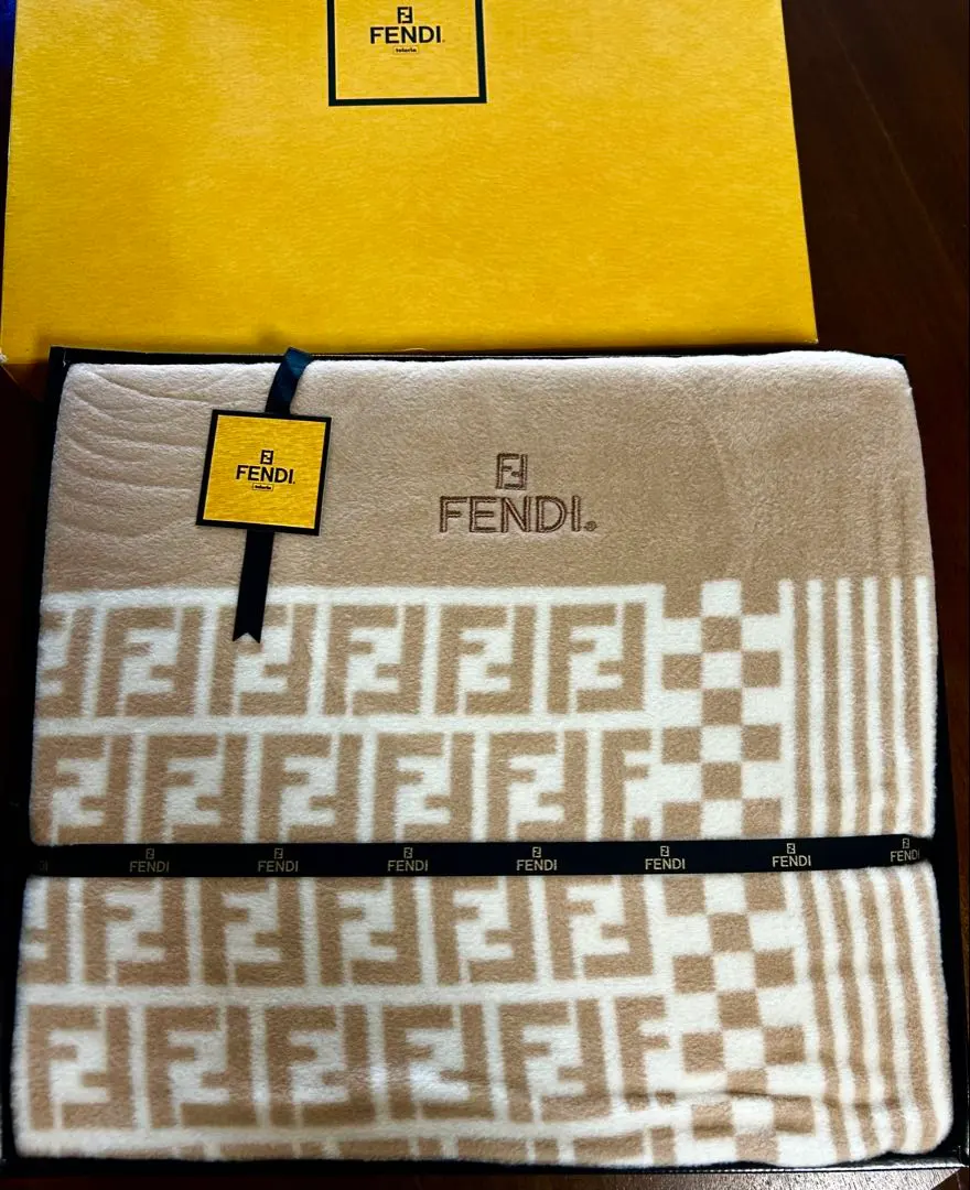 2026年最新】Fendi 毛布・ブランケットの人気アイテム - メルカリ