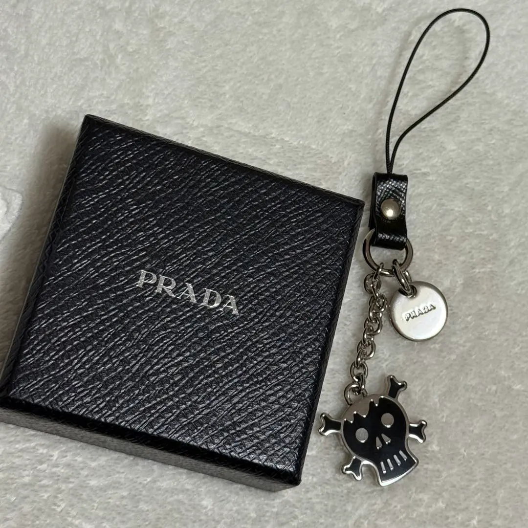 2026年最新】プラダ スカル キーホルダーの人気アイテム - メルカリ