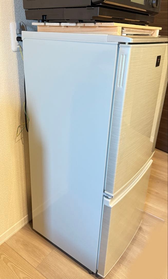 たのメル便送料込み】SHARPプラズマクラスター搭載137L冷蔵庫2012年製