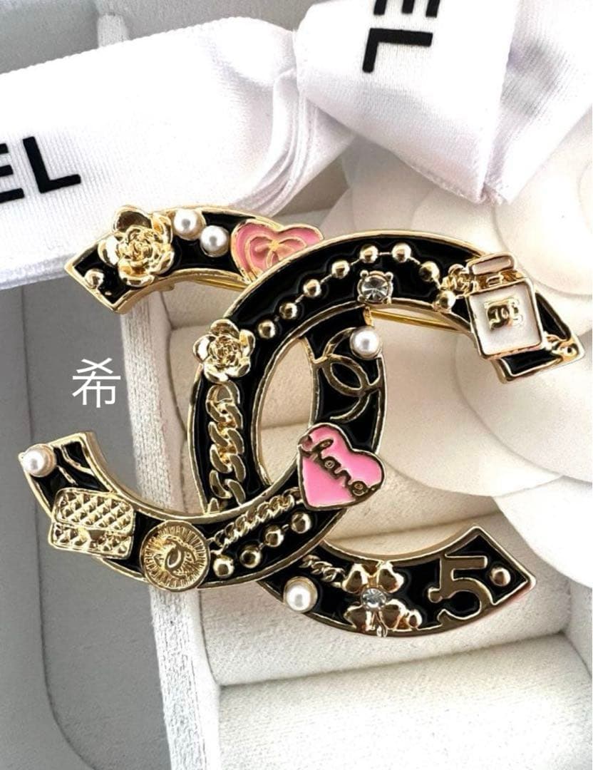 海外で買い集めた CCロゴブローチ、パールやハートモチーフ付き - メルカリ