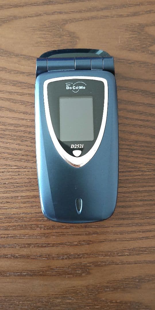 ガラケー NTT docomo D252i 携帯電話 充電器 - メルカリ