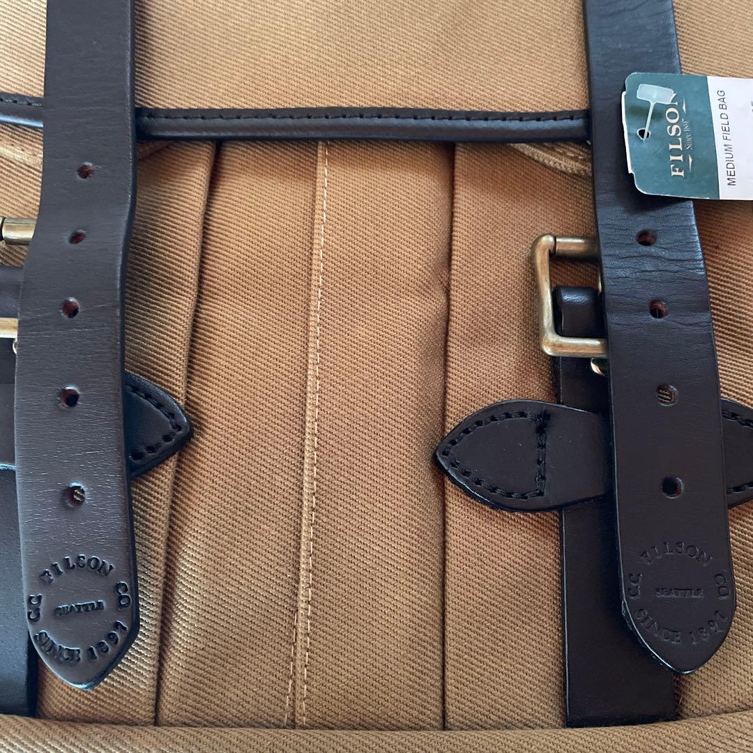 FILSON カーキ ダブルバックルバッグ 中型 - メルカリ