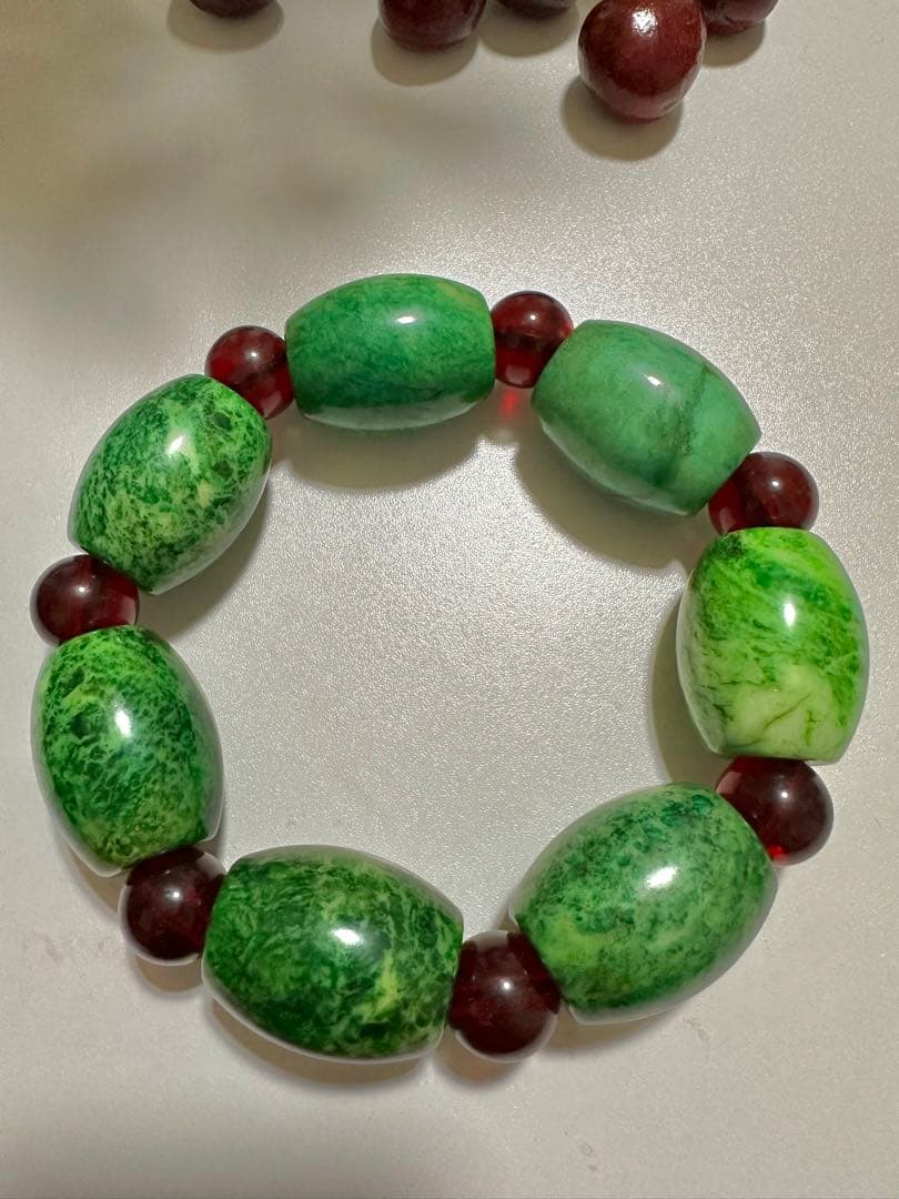 モンゴル産 翡翠 ドラム型 大穴ビーズの連(琥珀入り) 47cm コルム(CORUM) 2024新作 泡のように膨らんだドーム型風防に浮かび