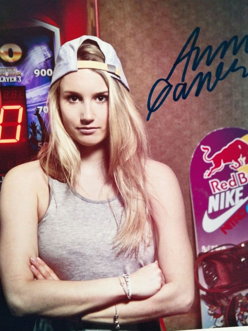 セール中…アンナ・ガッサー直筆サイン入り超 特大写真…Anna Gasser, 直筆サイン入り】舞華 写真集 艶舞-だりあ- – 闘道館