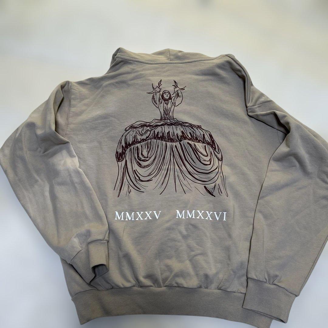 最終値下げ！新品2026年レディーガガライブパーカー ベージュ - メルカリ