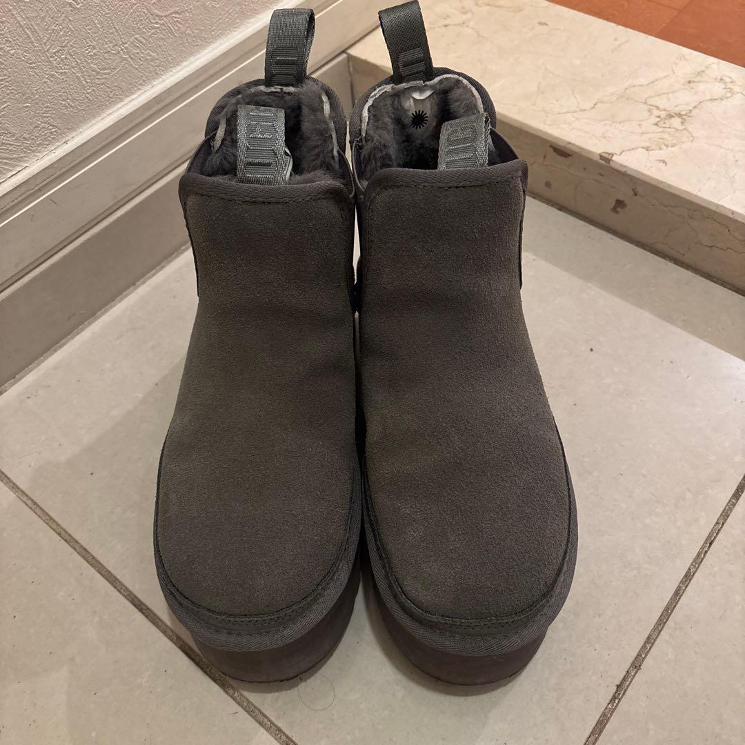 UGG ニューメル プラットフォーム チェルシー ムートンブーツ 24cm