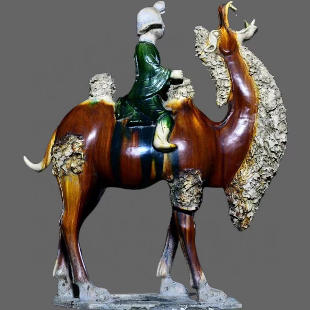 中国古美術・旧蔵の三彩陶器、静かに立つ嘶く駱駝の上の仕女俑