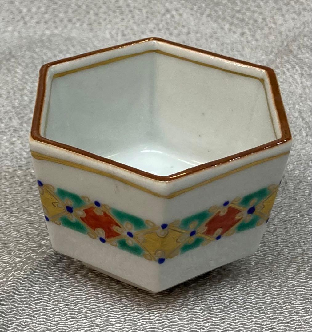 B196s 「牛図 六角酒盃」三代上出喜山作 共布共箱 九谷焼 宮内庁御用達