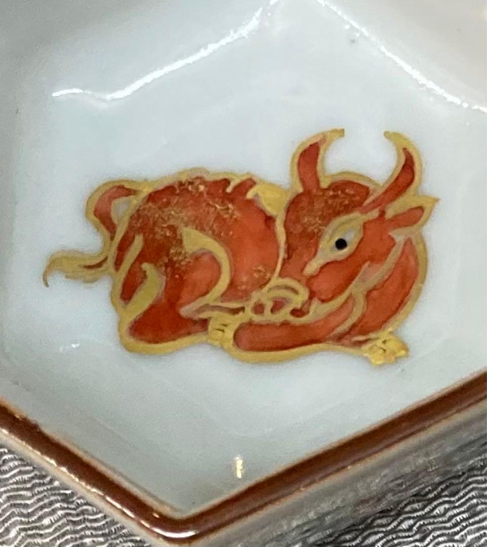 B196s 「牛図 六角酒盃」三代上出喜山作 共布共箱 九谷焼 宮内庁御用達