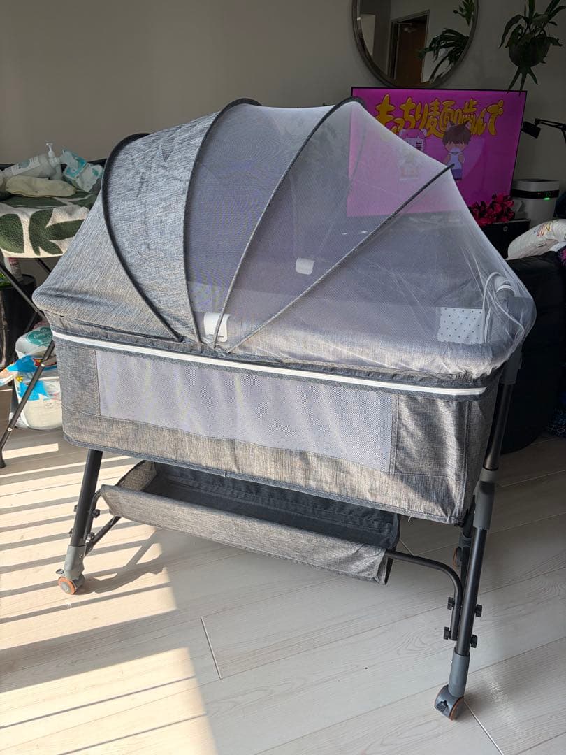 グレーのメッシュカバー付きベビーベッド - メルカリ