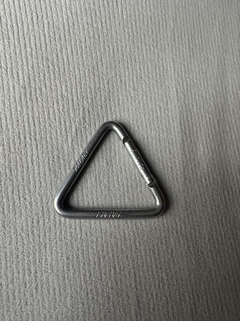 最安値 palace skateboards トライアングル　カラビナ 最安値 palace skateboards トライアングル カラビナ - メルカリ