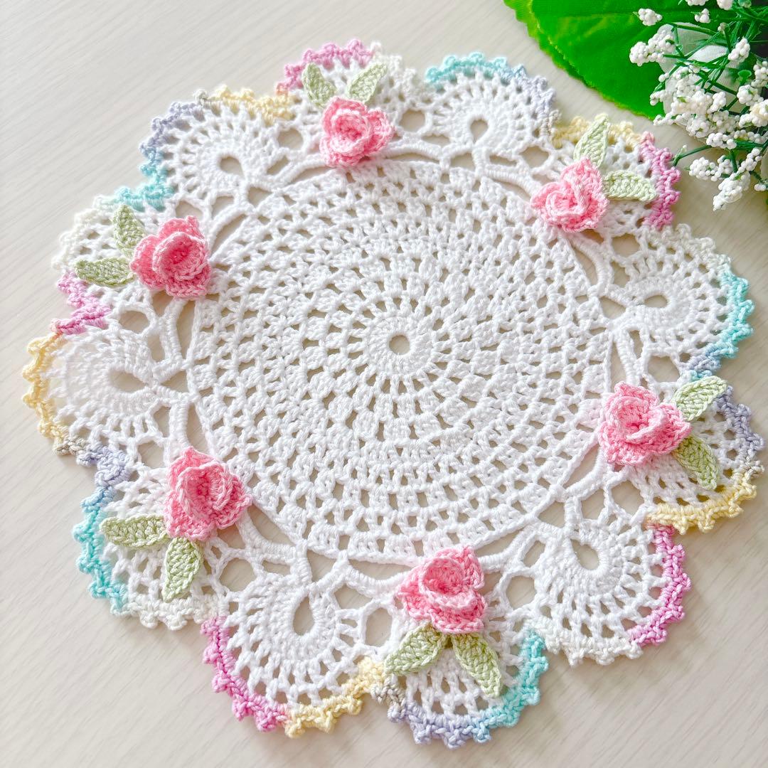 1146 バラのレース編みドイリー❁ホワイト×カラフル❁.*・゜ - メルカリ