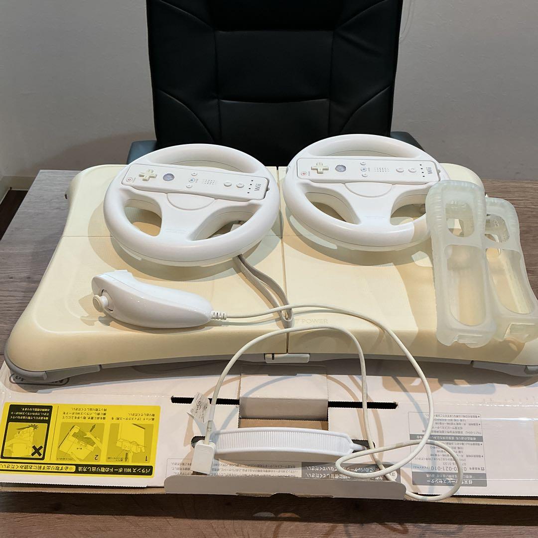 Wii リモコン2個＋ハンドル2個＋Wii Fit バランスボード 箱付 - メルカリ