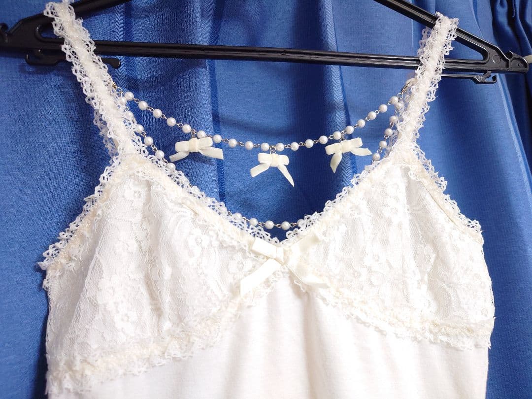 L リズリサ リボンチャーム付き キャミソール 白 +チャームもう一つ付き