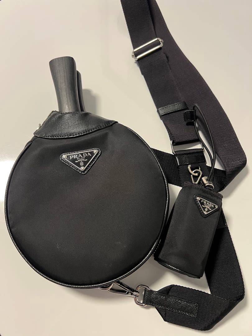 PRADA 卓球ラケット ショルダーバッグ 休暇をもっと楽しむためのプレイフルアイテム 「プラダ」編