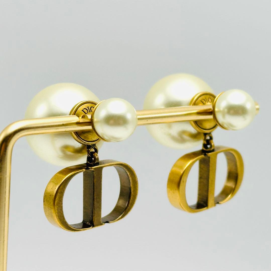 DIOR Tribales ピアス メタル＆レジンパール ロゴ チャーム - メルカリ