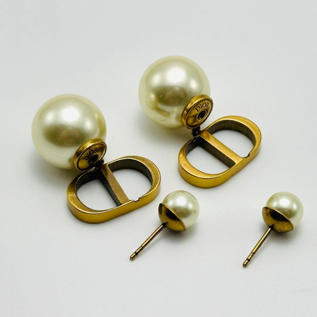DIOR Tribales ピアス メタル＆レジンパール ロゴ チャーム - メルカリ