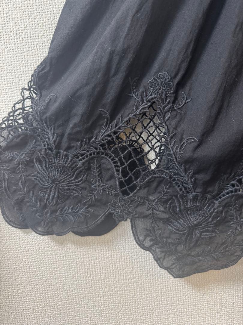 スローブイエナ】カット刺繍キャミブラウス ブラック - メルカリ