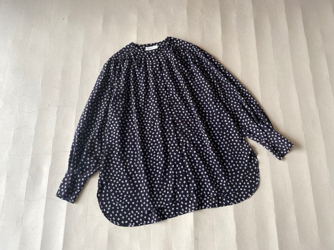 トゥモローランド TOMORROWLAND 小花柄とろみノーカラーブラウス