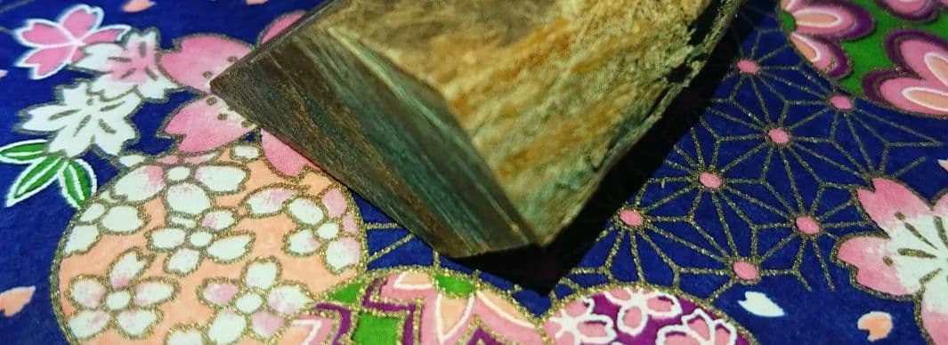 香木 沈香 伽羅 聞香◎品名カンボジア産 ブルー白檀 香木って何？白檀・沈香・伽羅について詳しく解説！香源