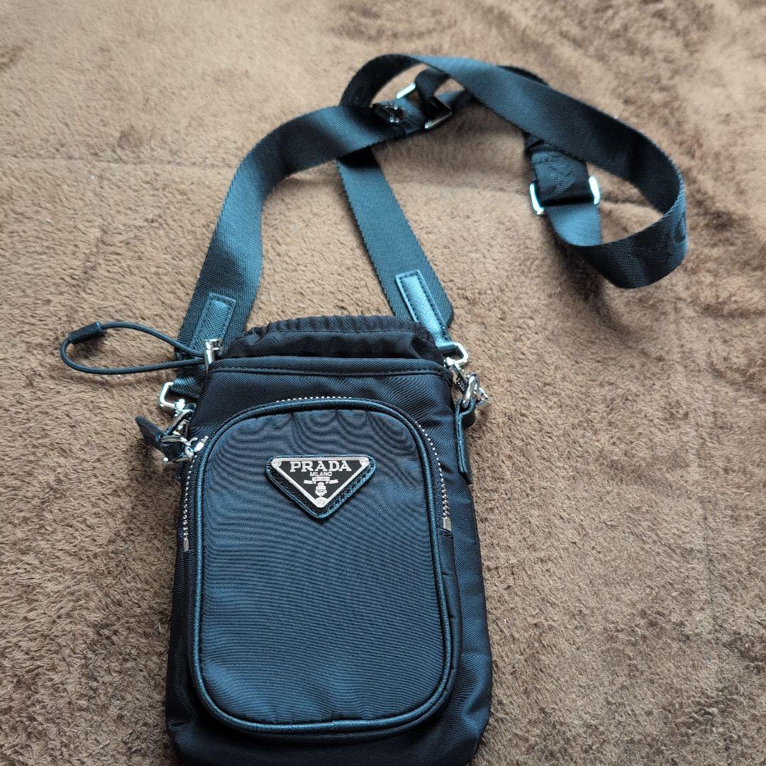 PRADA ノベルティプラダ スマホショルダー ブラック - メルカリ