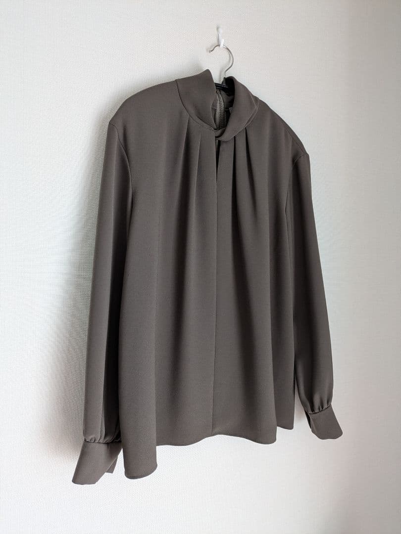 美品 セオリーリュクス 洗えるツイストカラーブラウス ダスティセダー