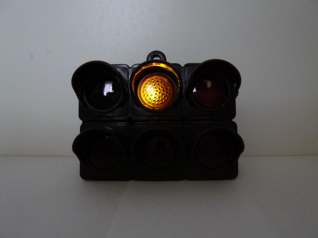 本物志向改造 信号機ガチャ（車両灯器 路面電車用「←↑×」3灯