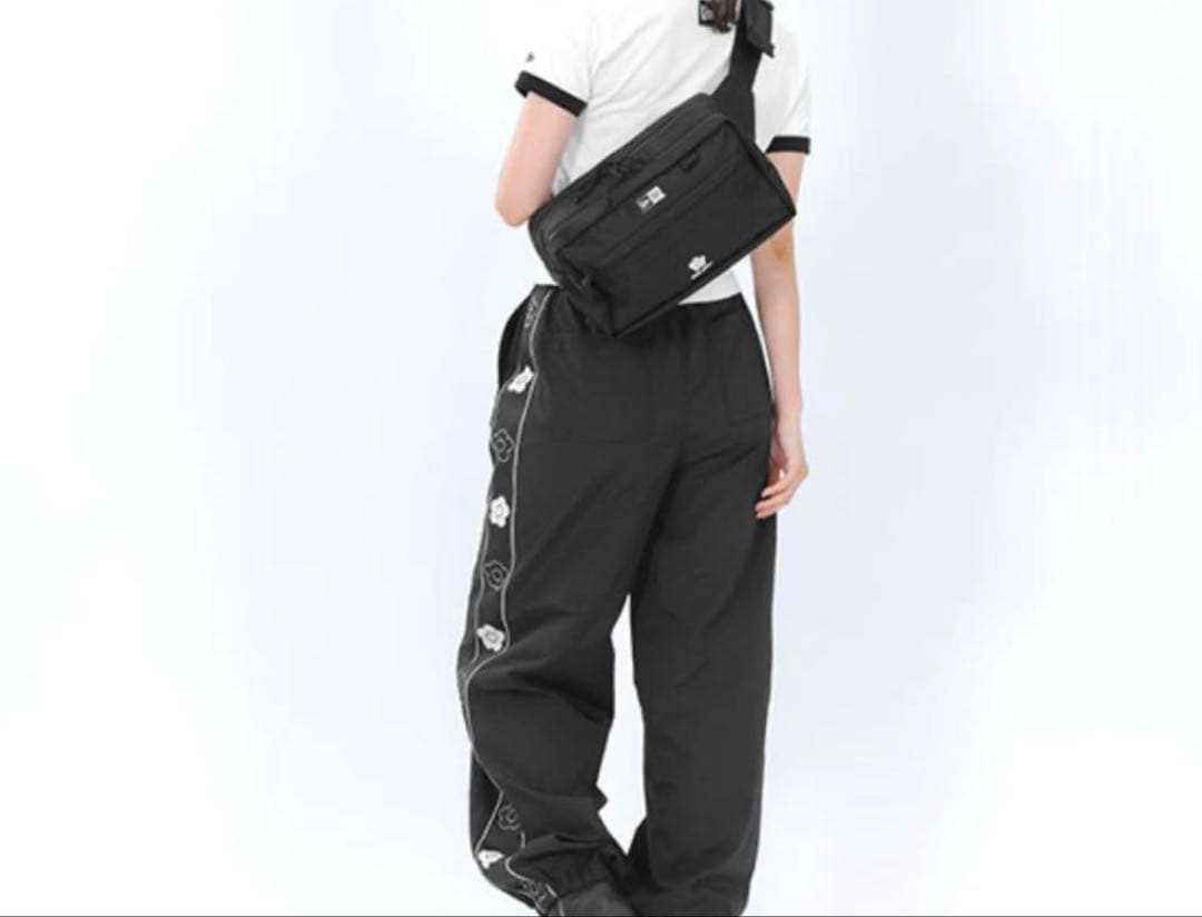 NEW ERA(R) × MARY QUANTスクエア ボディバッグ（ブラック） - メルカリ