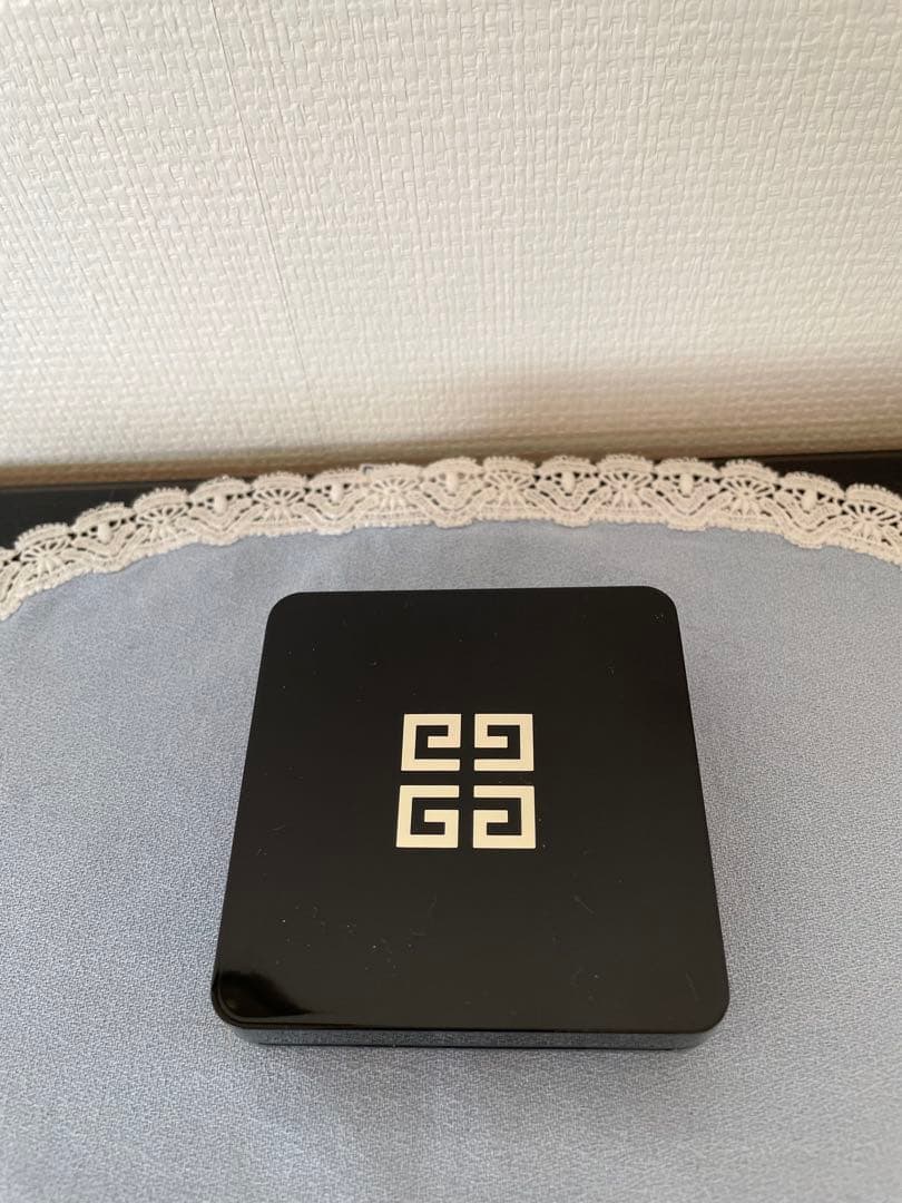 新品・未使用　ジバンシィ　ソワン ノワールUV コンパクト(日焼け止め) ソワン ノワール Uv コンパクト - 日焼け止め | Givenchy Beauty