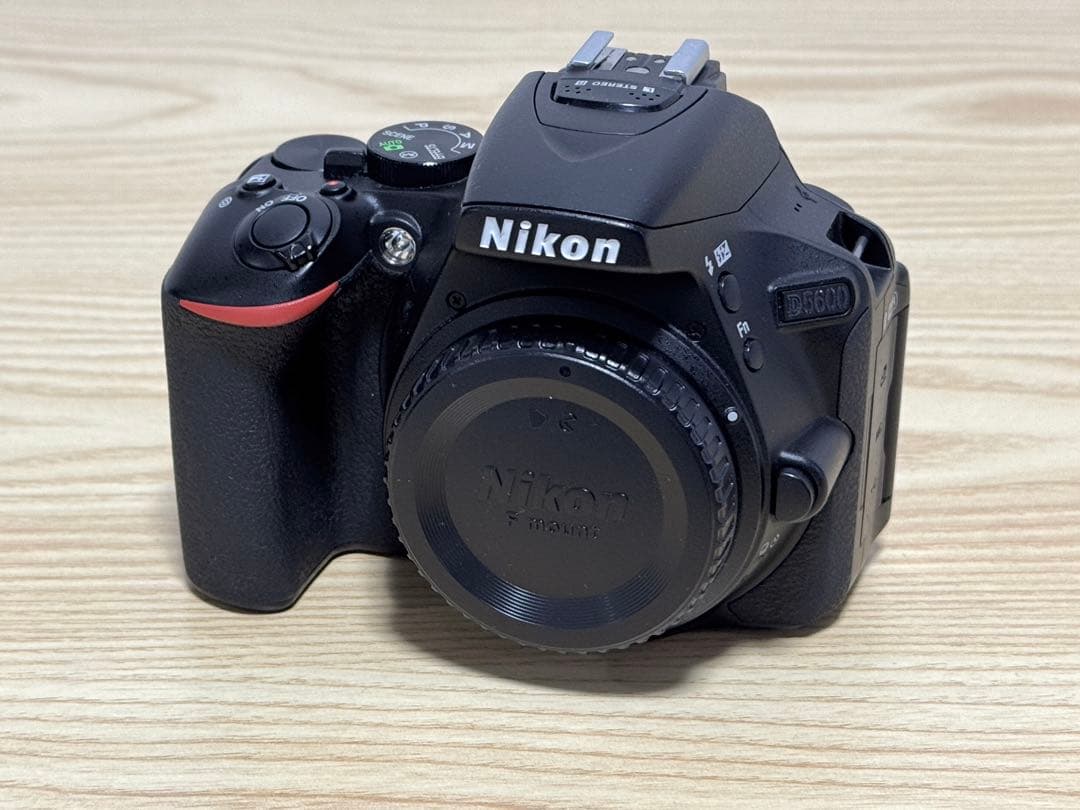 Nikon D5600 ズーム、単焦点、予備バッテリー付き