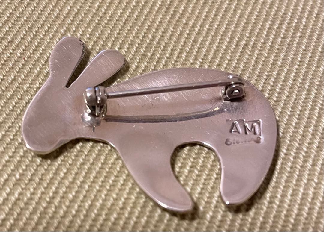 Navajo インディアンジュエリーブローチ/AM刻印うさぎモチーフの通販は