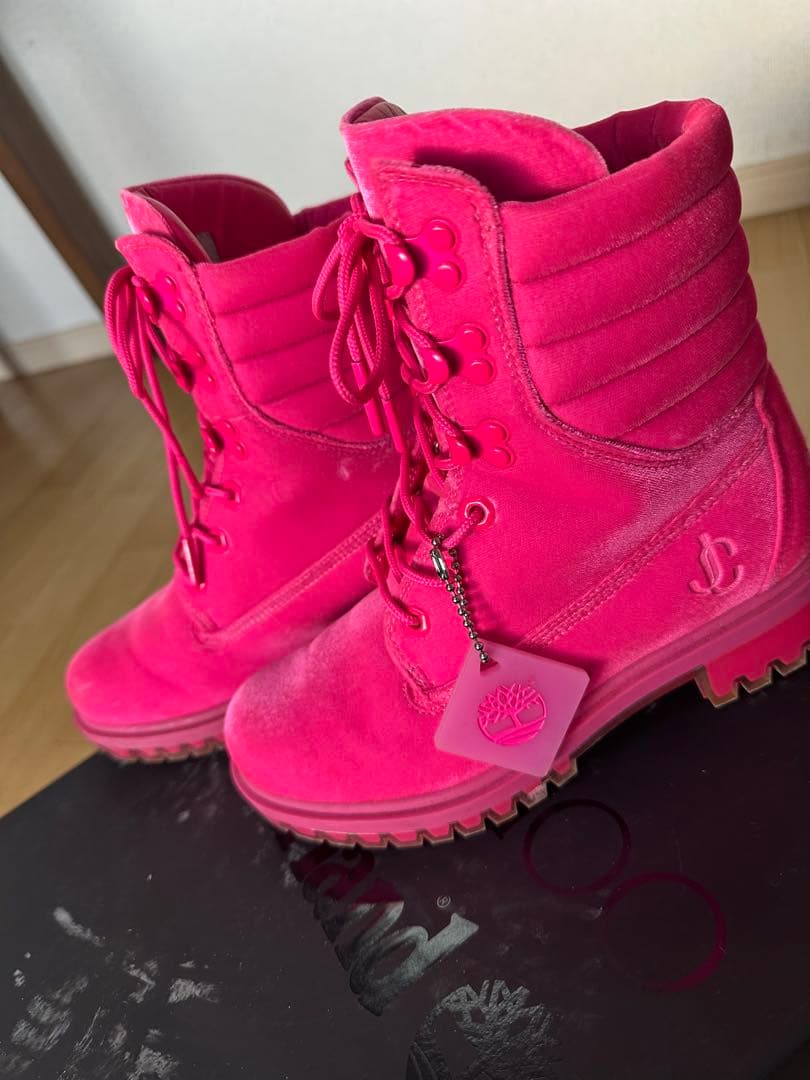 ジミーチュウ　ピンク　ハイカット　ブーツ ジミー チュウがティンバーランドとのコラボ新作を発売、ピンクの