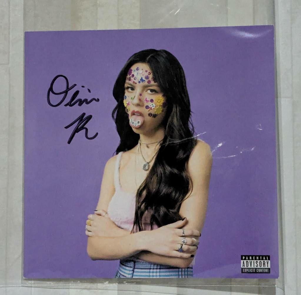 Olivia Rodrigo 直筆サイン sour s-l1200.jpg
