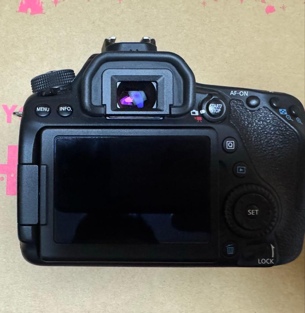 EOS80D ボディのみ 予備バッテリー1個&32GBのSDカード付き - デジタル