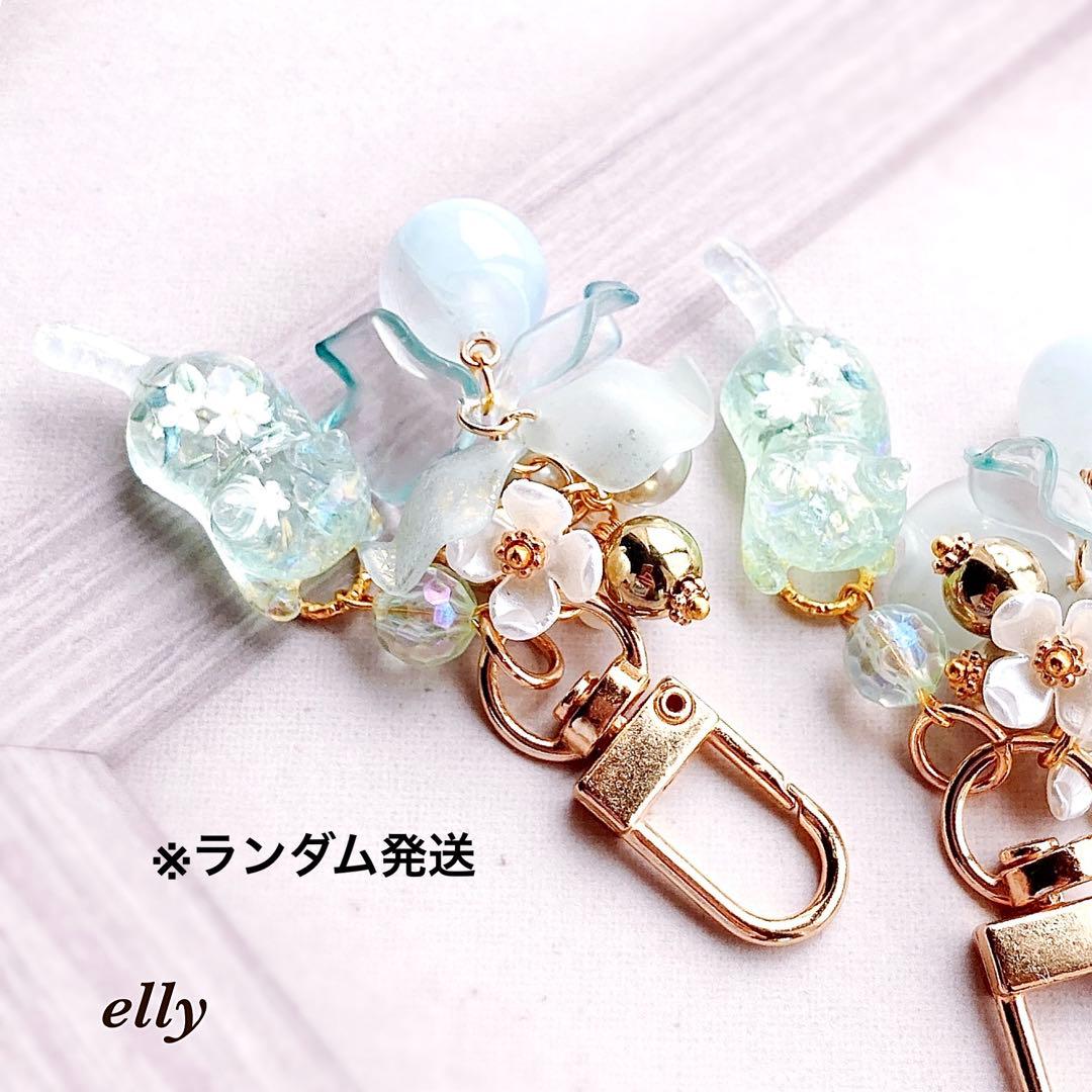 sawasawa様】1256.琉球ガラス 夜桜 じゃれ猫 レジン チャーム - メルカリ