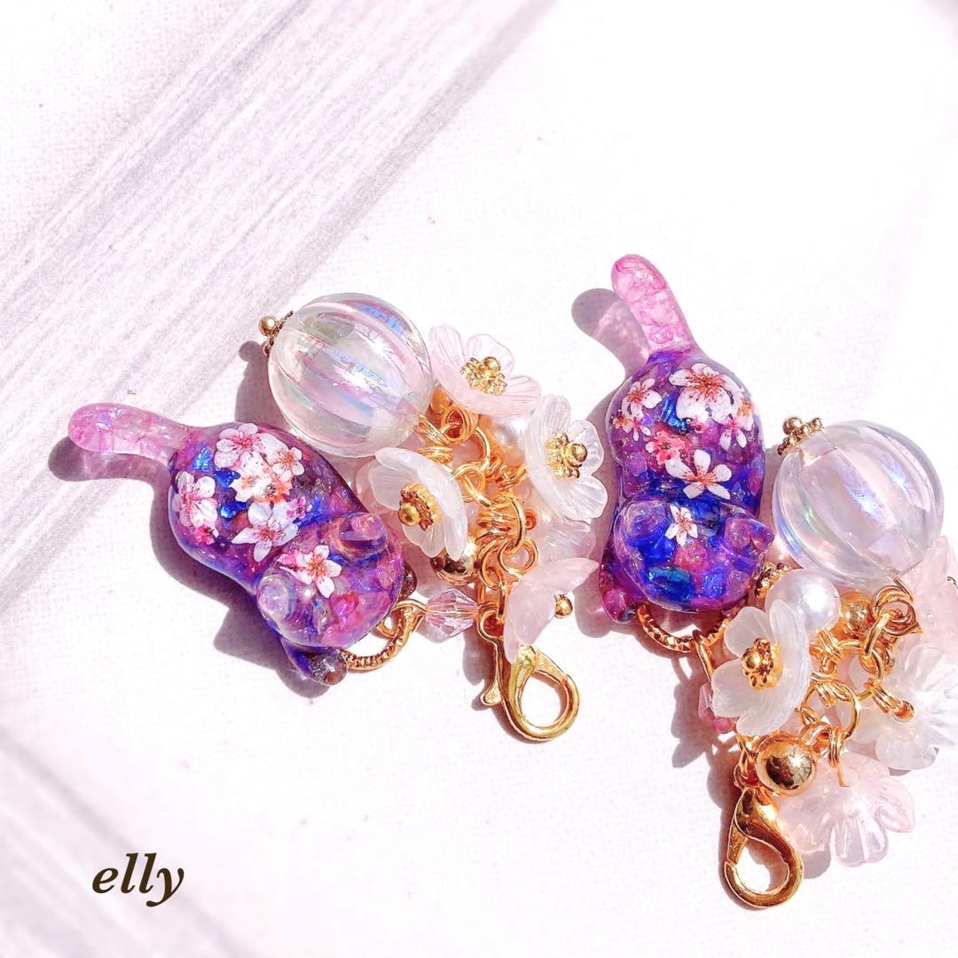 sawasawa様】1256.琉球ガラス 夜桜 じゃれ猫 レジン チャーム - メルカリ