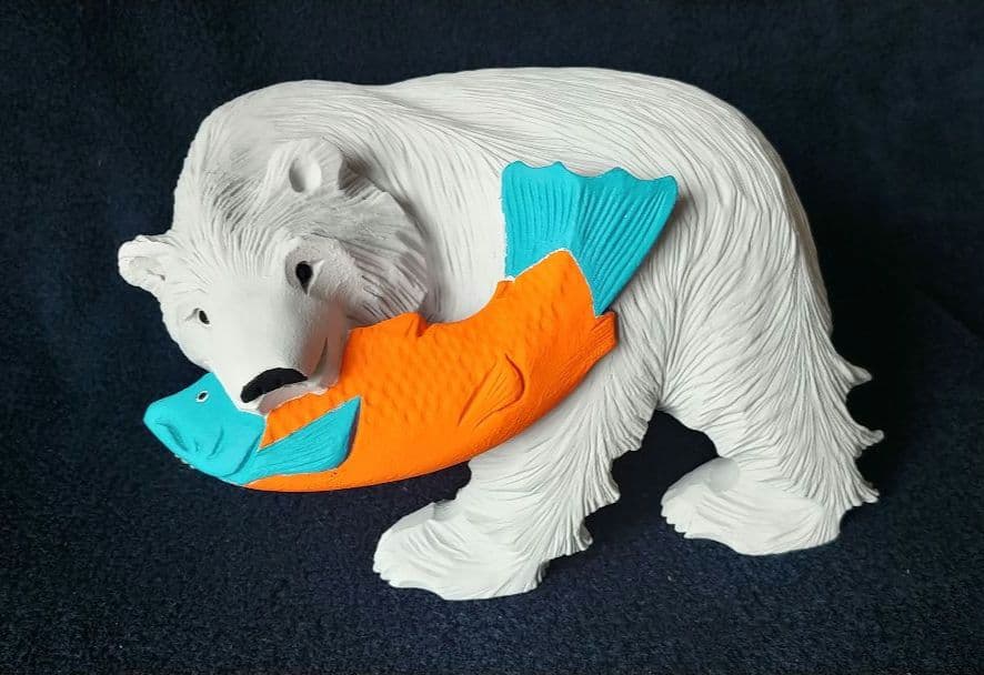 木彫り熊の置物（大きめ）シロクマアレンジ（33☓19.5☓23cm、2.3kg）