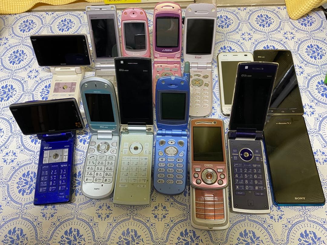 ガラケー11台、スマホ3台ジャンク ガラケー11台、スマホ3台ジャンク