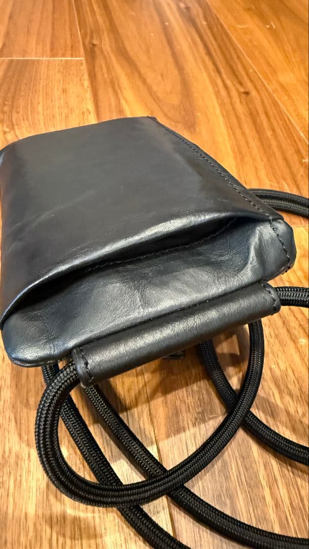 美品】土屋鞄製造所 attitu レザースマホショルダー002 (ファスナー